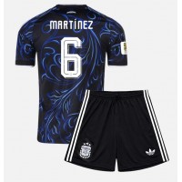 Stroje piłkarskie Argentyna Lisandro Martinez #6 Koszulka Wyjazdowej dla dzieci MŚ 2026 Krótki Rękaw (+ szorty)